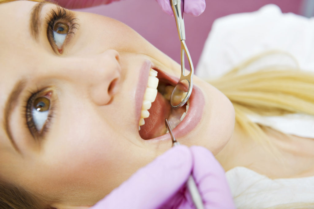 Kontrolle Zahnarzt bei Mädchen
