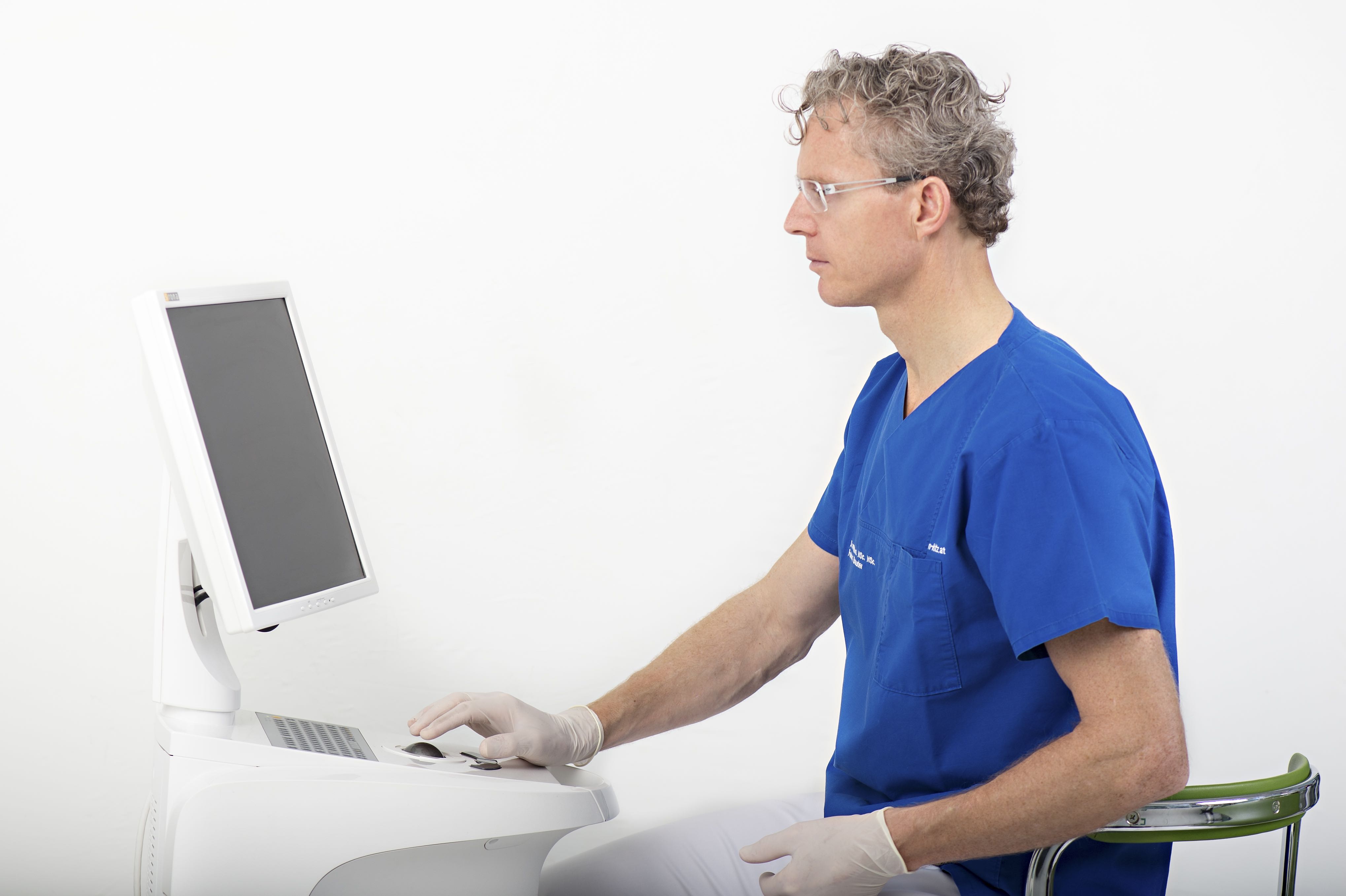 3D Diagnostik Zahnarzt sitzt am Bildschirm Kitzbühel Dr Robert Bauder