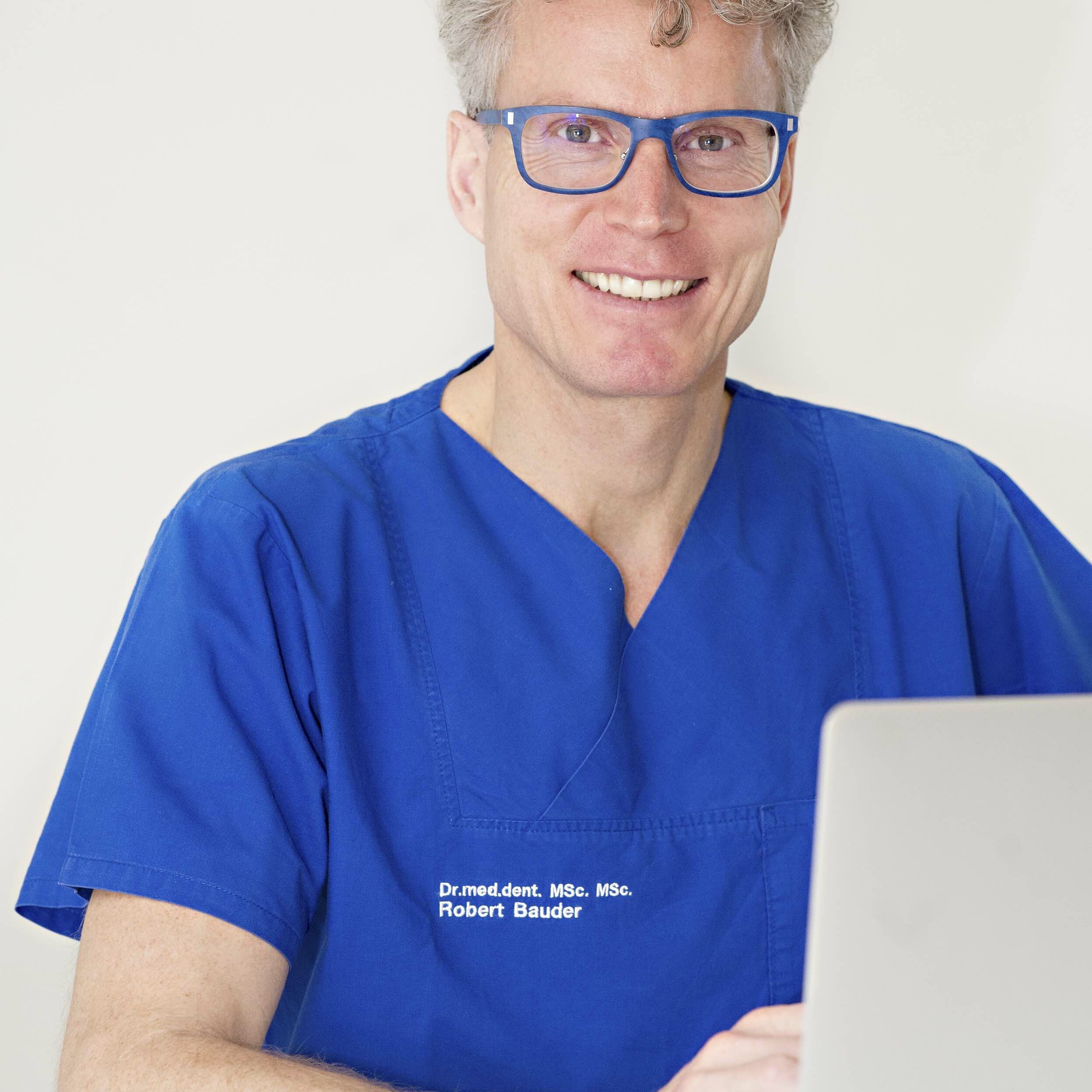 Zahnarzt Dr Robert Bauder Kitzbühel vor Computer bei Therapieplanung